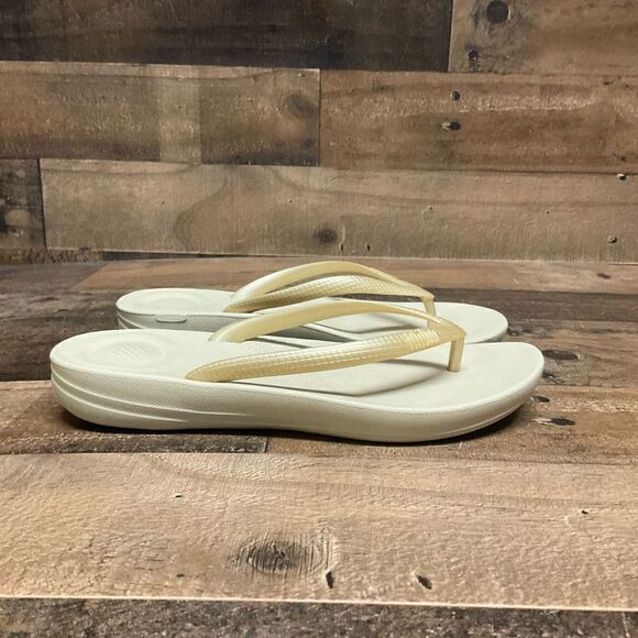 FitFlop Womens Size 5 Flip Flops Pearl White IQushion Ergonomic Arch Support NWT - Picture 1 of 7